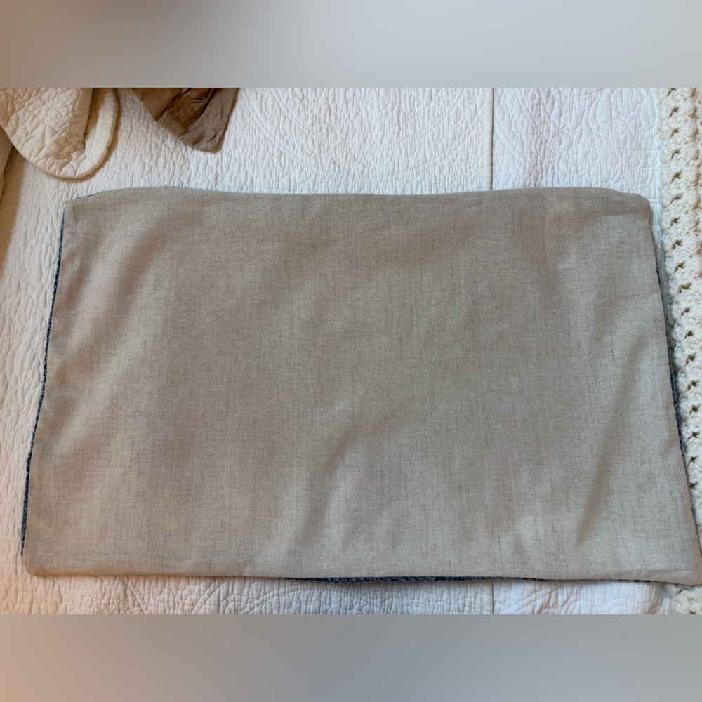 Pottery Barn textured linen and cotton lumbar pillow chambray color - Picture 4 of 9